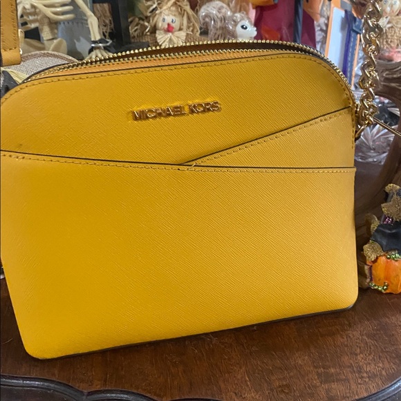 Michael Kors Yellow Tag Detail - Picture 1 of 8